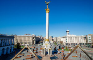 Kijów, 6 października 2022 r. Widok na Majdan Niezależności od strony Hotelu Ukraina. W centrum: Kolumna Berehyni. Fot.: Robert Ostrowski