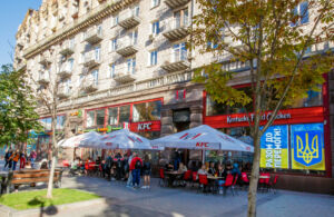 Kijów, 7 października 2022 r. Restauracja "KFC" przy ul. Khreschatyk 13. Fot.: Robert Ostrowski