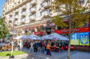 Kijów, 7 października 2022 r. Restauracja "KFC" przy ul. Khreschatyk 13. Fot.: Robert Ostrowski