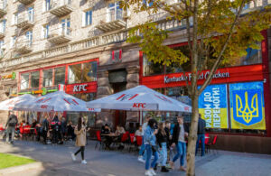 Kijów, 7 października 2022 r. Restauracja "KFC" przy ul. Khreschatyk 13. Fot.: Robert Ostrowski