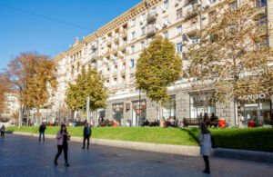 Kijów, 7 października 2022 r. Хрещатик - ulica sklepów z markową odzieżą i eleganckich restauracji. Fot.: Robert Ostrowski